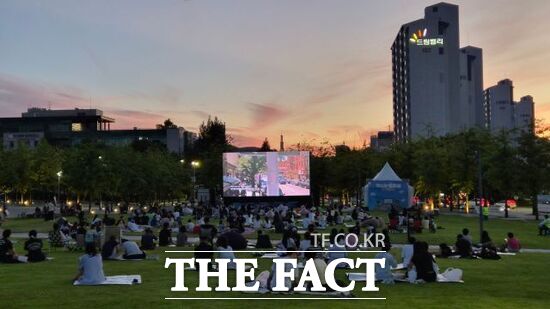 경기도의 '2026 경기평화광장 잔디밭영화제&문화예술공연'을 찾은 경기도민들이 영화를 감상하고 있다. /경기도