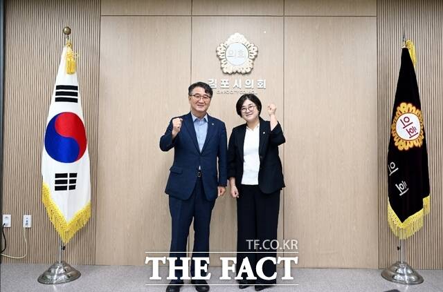 12일 인천시의회 이순학 제1부의장이 김포시의회 김계순 의장과 인천·김포 간 주요 교통 현안에 대한 상생협력 방안을 논의한 뒤 기념촬영을 하고 있다. /인천시의회