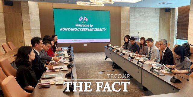 11일 건양사이버대와 일본 치쿠시죠가쿠엔대 방문단이 글로벌 디지털 교육협력체계 구축을 위한 업무협력 방안을 논의하고 있다. /건양사이버대