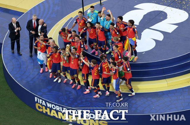 스페인 축구대표팀 선수들이 20일(한국시간) 열린 2026북중미월드컵 결승에서 아르헨티나를 꺾고 우승한 뒤 시상대에서 우승을 자축하고 있다. 스페인은 유소년단계에서부터 공유하는 '포지셔널 플레이' 기반의 시스템축구로 정상에 섰다./뉴저지(미국)=신화 뉴시스