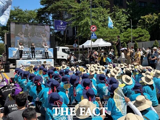 정의기억연대(정의연)는 12일 낮 12시 서울 종로구 옛 주한 일본대사관 앞에서 1765차 수요시위를 열었다. 이날 수요시위는 오는 14일 14차 일본군 위안부 피해자 기림의 날을 맞아 일본, 독일, 미국 등 10개국의 222개 단체가 공동 주관하는 세계 연대집회 형식으로 진행됐다. /이예리 기자