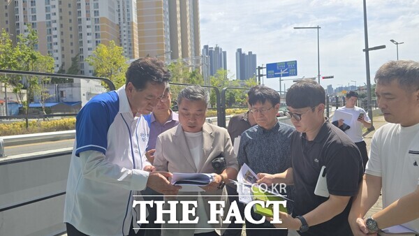 정근모 대전시의회 의원(민주당, 동구1, 사진 왼쪽)이 11일 장철민 국회의원실 관계자와 함께 홍도지하차도, 인동지하차도, 쌈지공원 등 민원 현안 현장을 찾아 점검하고 현장에서 답을 찾고 있다. /정근모 의원