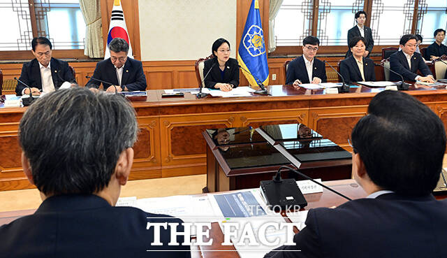 한성숙 국무총리가 12일 오전 서울 종로구 정부서울청사에서 열린 2045 전략수립위원회 2차 회의를 주재하며 모두발언을 하고 있다. /임영무 기자
