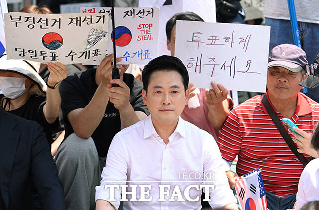 오는 8월 15일 광복절 경축식을 앞두고 당 일각에서 장동혁 국민의힘 대표의 불참 가능성이 제기되자 지도부가 즉각 반박에 나섰다. 사진은 지난 6월16일 오후 장 대표가 서울 송파구 올림픽공원 핸드볼경기장 개표소 앞에 자리를 잡고 앉아 있는 모습. /박헌우 기자