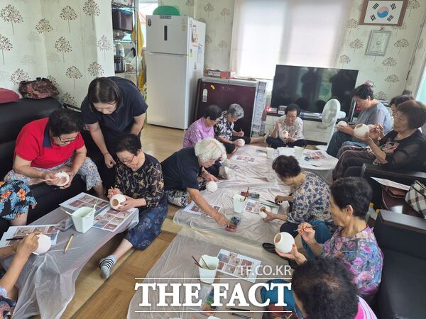 대덕구노인종합복지관이 운영하는 ‘스마트경로당서포터즈’ 사업이 12일 경로당 이용 어르신들을 위해 스마트 화상 프로그램과 실내 문화 프로그램을 운영하고 있다. /대덕구노인종합복지관