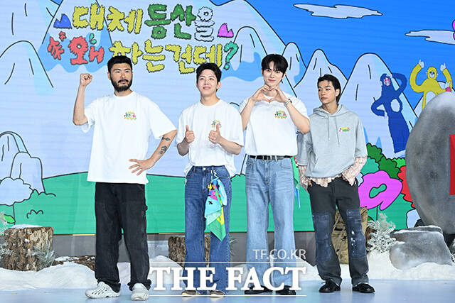 가수 카더가든과 그룹 데이식스(DAY6) 도운, 박현용 PD와 나영석 PD, 배우 이채민과 그룹 올데이프로젝트의 타잔(왼쪽부터)이 12일 오전 서울 마포구 호텔 나루 서울 엠갤러리에서 열린 넷플릭스 예능 '대체 등산을 왜 하는 건데?' 제작발표회에 참석해 포즈를 취하고 있다. /김성렬 기자