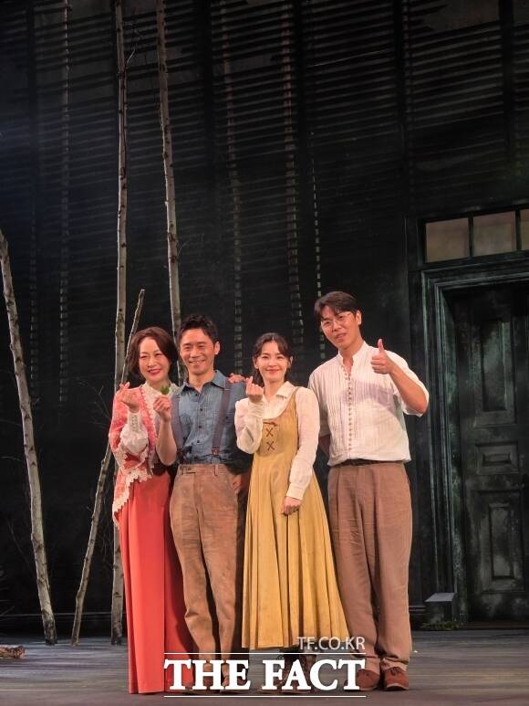배우 우현주 임철수 전미도 이동하(왼쪽부터)는 12일 오후 서울 광진구 티켓링크 1975 씨어터에서 열린 연극 '갈매기'의 프레스콜에 참석했다. /박지윤 기자