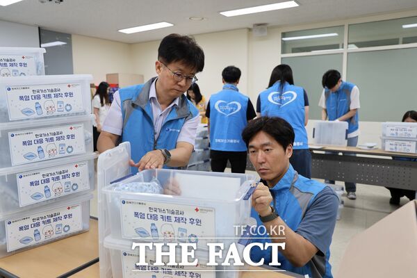 대한적십자사 대전·세종지사는 11일에 한국가스기술공사 후원으로 취약계층 80세대에게 폭염대응 키트를 지원했다. 한국가스기술공사 임직원들이 폭염예방 키트를 제작하고 있다. /대한적십자사 대전·세종지사