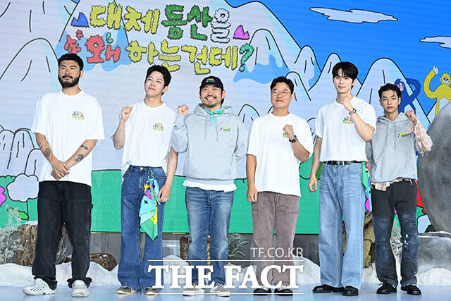 가수 카더가든과 그룹 데이식스(DAY6) 도운, 박현용 PD와 나영석 PD, 배우 이채민과 그룹 올데이프로젝트의 타잔(왼쪽부터)이 12일 오전 서울 마포구 호텔 나루 서울 엠갤러리에서 열린 넷플릭스 예능 '대체 등산을 왜 하는 건데?' 제작발표회에 참석해 포즈를 취하고 있다. /김성렬 기자