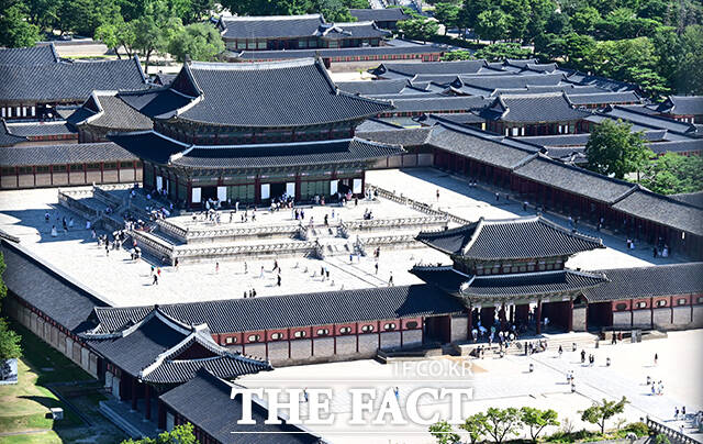 입추 이후 선선한 가을 날씨가 이어진 12일 오전 서울 경복궁 위로 구름 한 점 없는 파란 하늘이 펼쳐지고 있다. /임영무 기자