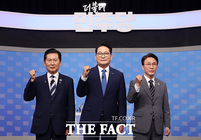 더불어민주당 당대표 후보인 정청래와 송영길, 김민석 후보(왼쪽부터)가 12일 오후 서울 양천구 SBS에서 열린 TV토론회 시작에 앞서 기념촬영을 하고 있다. /국회사진기자단