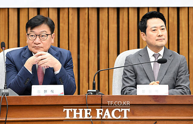‘보완수사권 폐지로 인한 여성안전 공백, 누가 국민을 지킬 것인가’ 토론회에 참석해 기념촬영하는 국민의힘 정점식 원내대표와 장동혁 대표, 서명옥, 양향자 의원(앞줄 왼쪽 두 번째부터) 및 참석자들.