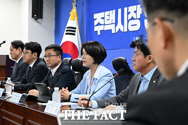한병도 더불어민주당 대표 직무대행 겸 원내대표(왼쪽)와 이억원 금융위원장이 인사를 하고 있다.