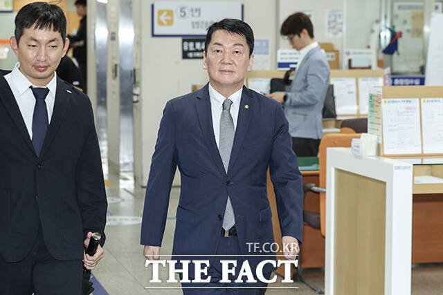 수도권 4선 중진 안철수 국민의힘 의원이 12일 당 쇄신을 촉구하는 기자회견에서 이른바 '복당 운동권' 퇴출을 요구했다. 사진은 안 의원이 지난달 8일 서울 서초구 서울중앙지방법원에서 열린 추경호 대구시장의 계엄 해제 표결 방해 혐의 공판에 증인 신분으로 출석하는 모습. /남윤호 기자