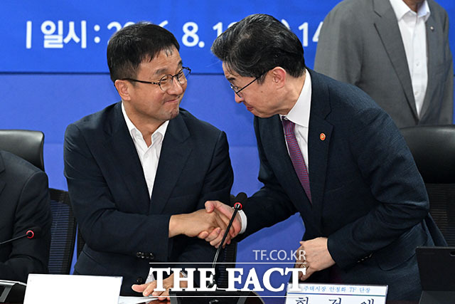 한병도 더불어민주당 대표 직무대행 겸 원내대표(왼쪽)와 이억원 금융위원장이 인사를 하고 있다.