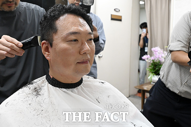 입소 앞두고 이발하는 천하람 원내대표.