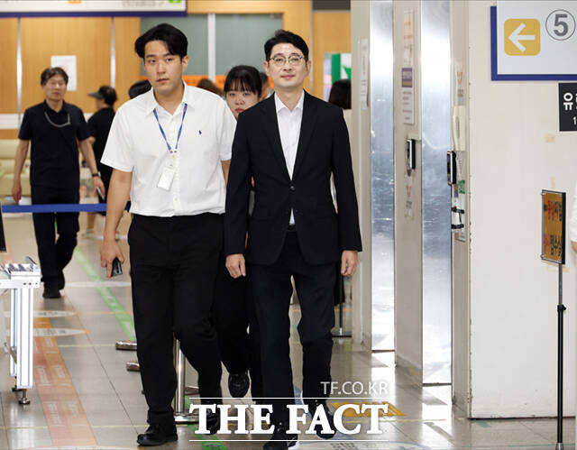 주진우 국민의힘 의원이 12일 오후 서울 서초구 서울중앙지방법원에서 열린 추경호 국민의힘 전 원내대표(현 대구시장)의 내란중요임무종사 혐의 재판에 증인으로 출석하고 있다.