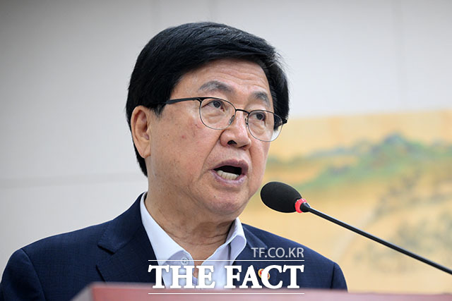 최교진 교육부 장관이 12일 오전 서울 여의도 국회에서 열린 교육위원회 전체회의에서 업무보고를 하고 있다. /국회=서예원 기자