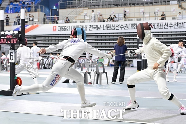 제66회 대통령배 전국남녀펜싱선수권대회 겸 국가대표선수 선발대회가 12일 진주실내체육관에서 개회식을 열고 12일간 열전에 돌입했다. /진주시