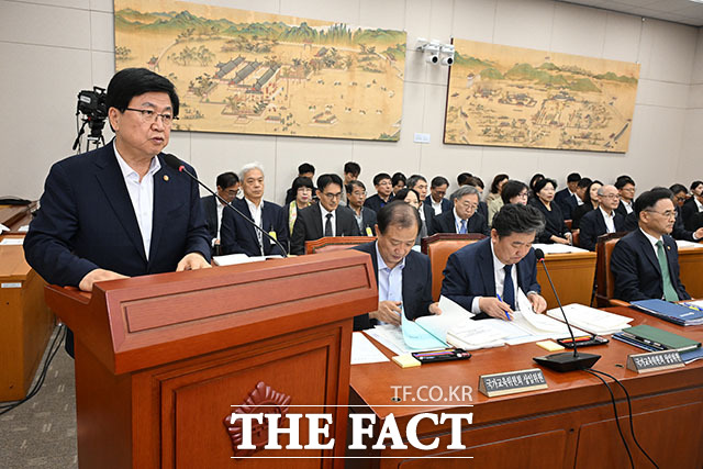 업무보고하는 최교진 교육부 장관.