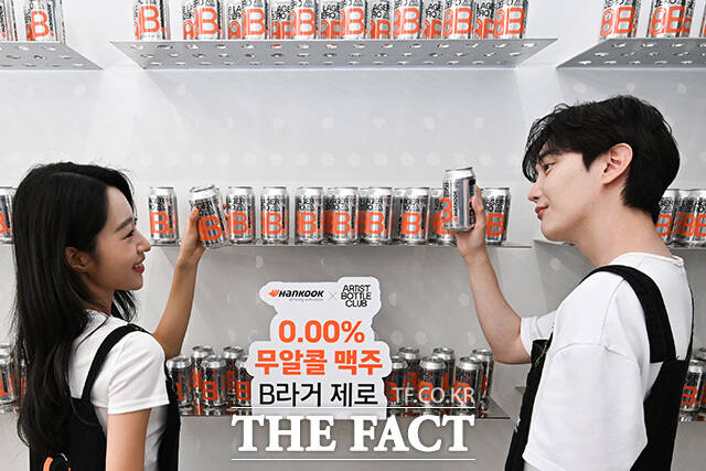 모델들이 제품과 포드를 취하고 있다.