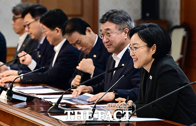 한성숙 국무총리가 12일 오전 서울 종로구 정부서울청사에서 열린 2045 전략수립위원회 2차 회의를 주재하며 모두발언을 하고 있다. /임영무 기자