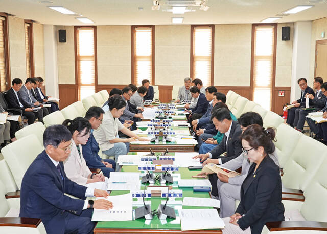 11일 안동시의회가 '2026년 제5차 의원 전체 간담회'를 열고 집행부 주요 현안에 대한 설명을 청취한 뒤 향후 추진 방향 등을 논의했다. /안동시의회