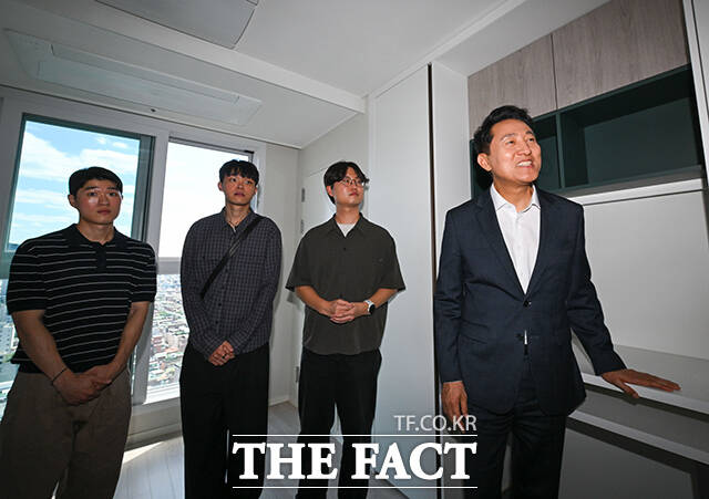 청년 주택 공실을 둘러보는 오 시장.