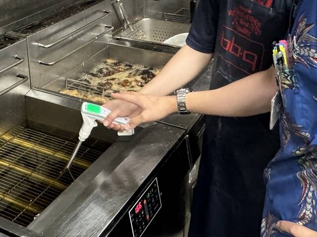 제너시스BBQ 그룹은 전국 BBQ 직영점에 디지털 튀김유 품질 측정기를 도입하고 튀김유 현장 관리 체계를 고도화해 품질관리 수준과 고객 만족도 제고에 나선다고 12일 밝혔다. /제너시스BBQ 그룹