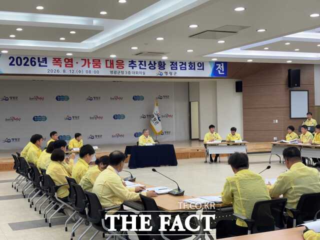 12일 오전 영광군청 대회의실에서 장세일 군수가 '2026년 폭염·가뭄 대응 추진 상황 점검회의'를 주재하고 있다. /영광군