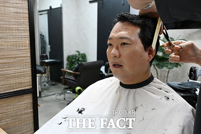 입소 앞두고 이발하는 천하람 원내대표.