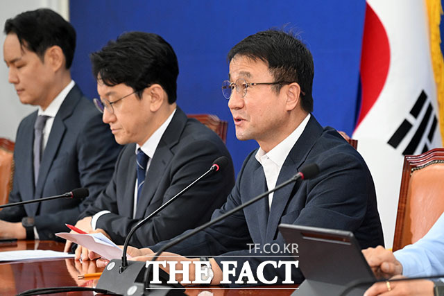 한병도 더불어민주당 대표 직무대행 겸 원내대표(가운데)가 12일 오전 서울 여의도 국회에서 열린 원내대책회의에서 모두 발언을 하고 있다. /국회=서예원 기자