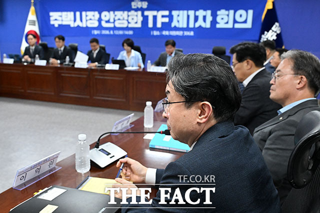 한병도 더불어민주당 대표 직무대행 겸 원내대표(왼쪽)와 이억원 금융위원장이 인사를 하고 있다.