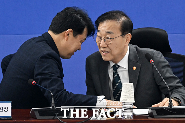 김윤덕 국토교통부 장관(오른쪽)과 국회 국토교통위원회 여당 간사인 복기왕 의원이 지난 3월 18일 오전 서울 여의도 국회 의원회관에서 열린 더불어민주당 국토교통위원회-국토교통부 당정협의에 참석해 대화를 나누고 있다. /남용희 기자