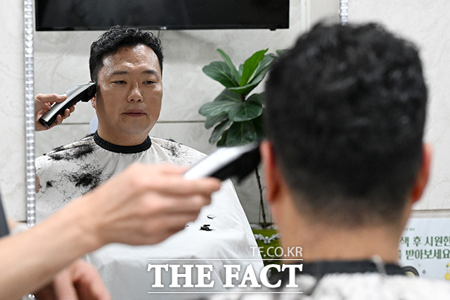 천하람 개혁신당 원내대표가 12일 오전 서울 여의도 국회 미용실에서 육군훈련소 입소를 위해 이발을 하고 있다. /국회=남용희 기자