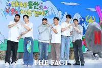  험난한 산행 속 유쾌한 케미, '대체 등산을 왜 하는 건데?' [TF사진관]