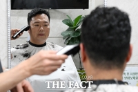  신교대 입소 앞두고 이발하는 천하람 원내대표 [TF포착]