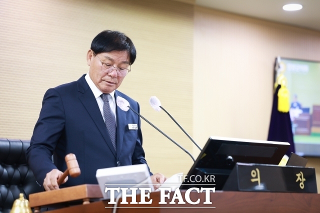 윤일묵 청양군의장이 12일 제321회 임시회 제2차 본회의를 열고 폐회를 선언하고 있다. /청양군의회