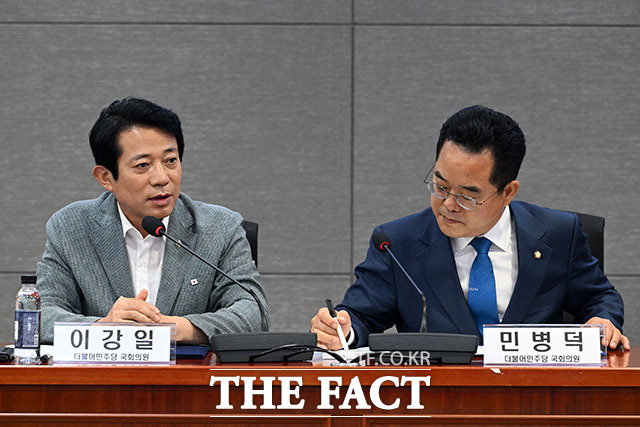 이강일 더불어민주당 의원(왼쪽)과 민병덕 더불어민주당 의원.