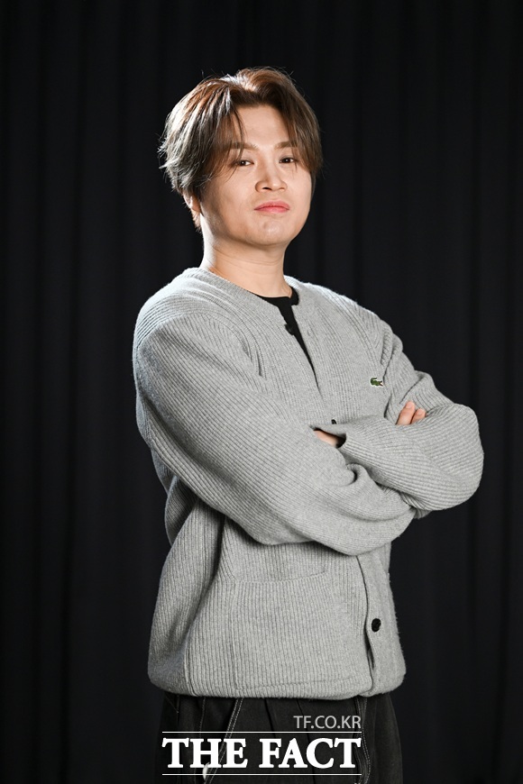 가수 김기태가 26일 이연복 셰프에게 영감을 받아 완성한 곡 '나무가방'을 발표한다. 사진은 김기태가 1월 15일 서울 마포구 상암동 <더팩트> 사옥에서 진행된 인터뷰에 참석해 포즈를 취하고 있는 모습이다. /서예원 기자