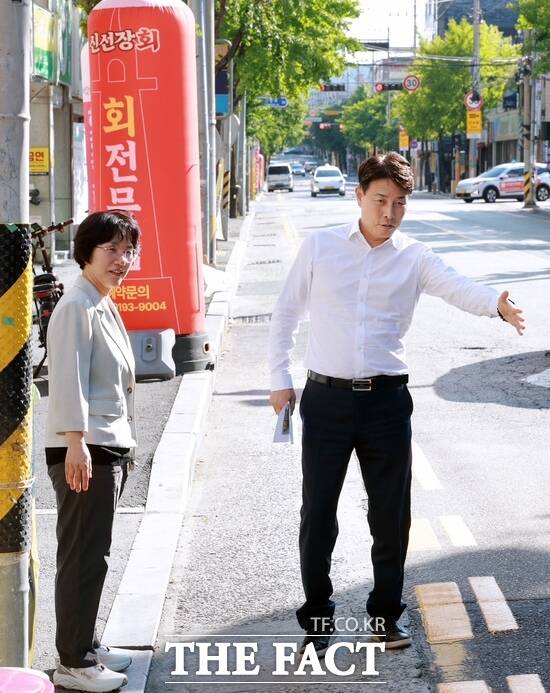 전문학 대전시 서구청장이 직통폰 민원 접수 현장인 관내 가로변을 살피고 있다. /대전시 서구