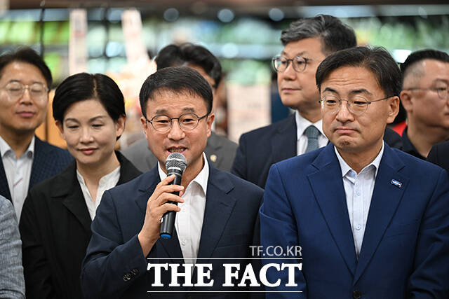 이날 구매한 물품의 계산을 마친 한병도 직무대행이 홈플러스 직원을 격려하는 모습.