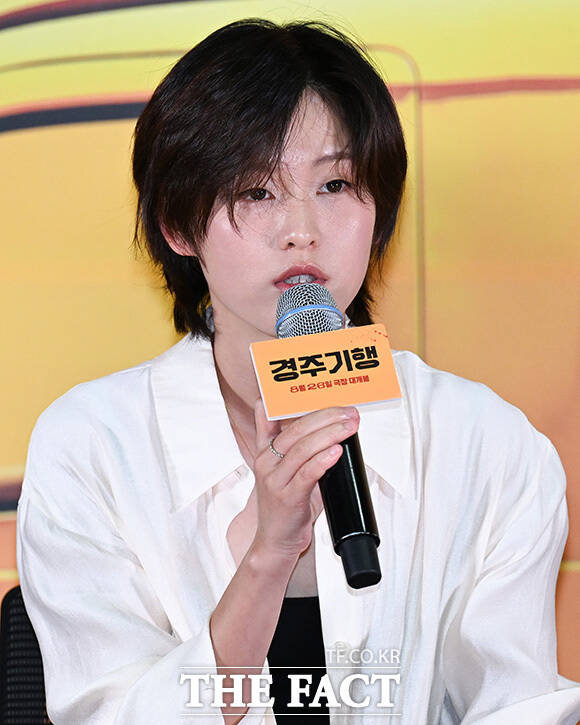 이연과 박소담, 이정은, 공효진, 변요한(왼쪽부터)이 포즈를 취하고 있다.