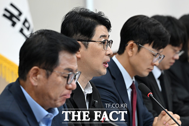 발언하는 국민의힘 이재명 대통령 재판취소 저지특위 위원장인 주진우 의원(가운데).