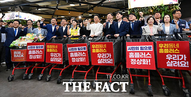 이날 구매한 물품의 계산을 마친 한병도 직무대행이 홈플러스 직원을 격려하는 모습.