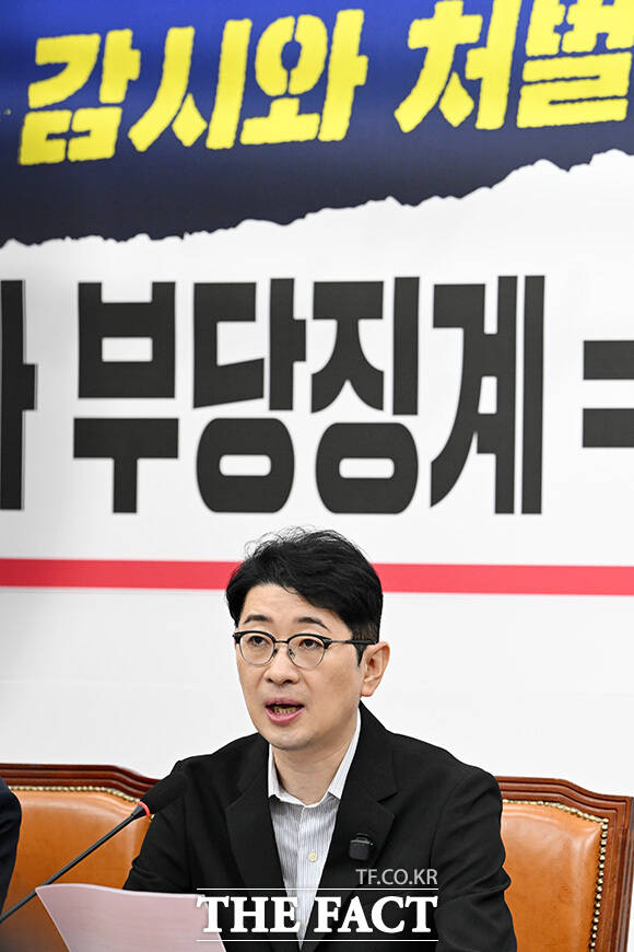 발언하는 국민의힘 이재명 대통령 재판취소 저지특위 위원장인 주진우 의원(가운데).