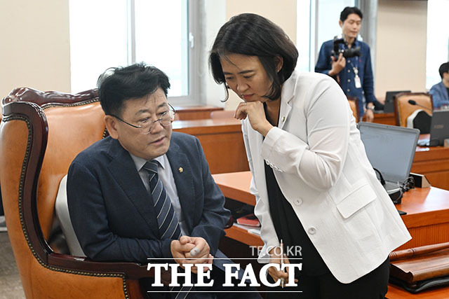 김정호 기후위기특별위원회 위원장(왼쪽)과 여당 간사인 박지혜 더불어민주당 의원이 기후위기특별위원회 전체회의에서 앞서 대화를 나누고 있다.