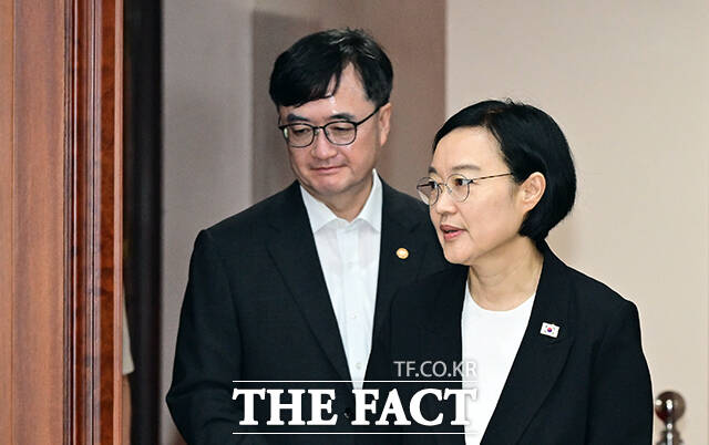 임기근 국무조정실장은 13일 정부서울청사에서 '범정부 주택 신속공급 점검체계 운용방안'을 발표하고 국무총리 주재 '범정부 주택 신속공급 점검회의'가 신설된다고 밝혔다. 사진은 한성숙 총리(오른쪽)와 임 실장. /임영무 기자