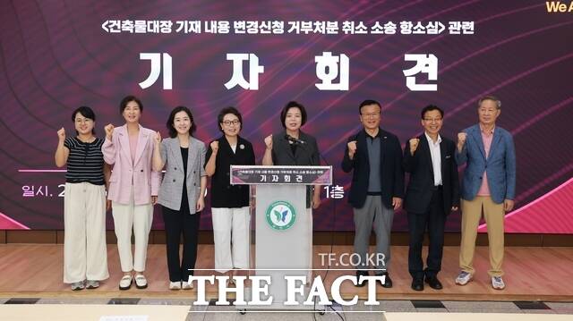 신계용 과천시장이 13일 오전 시청 로비에서 기자회견을 열고 건축물대장 기재 내용 변경신청 거부 처분 취소 소송 항소심 관련 입장을 발표하고 있다. /과천시