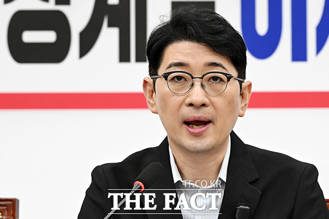 발언하는 국민의힘 이재명 대통령 재판취소 저지특위 위원장인 주진우 의원(가운데).